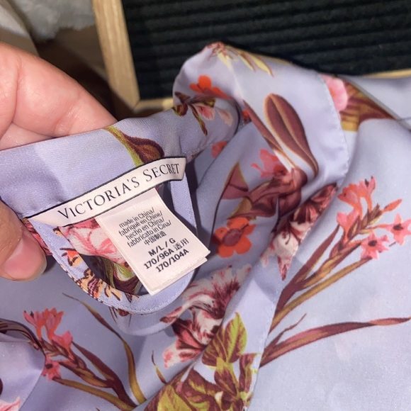 🌺VICTORIAS SECRET SILK ROBE - Picture 2 of 2